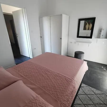 Oasis In The Near Amfiteatar,free Parking And Free Wi-fi Apartment Pula
